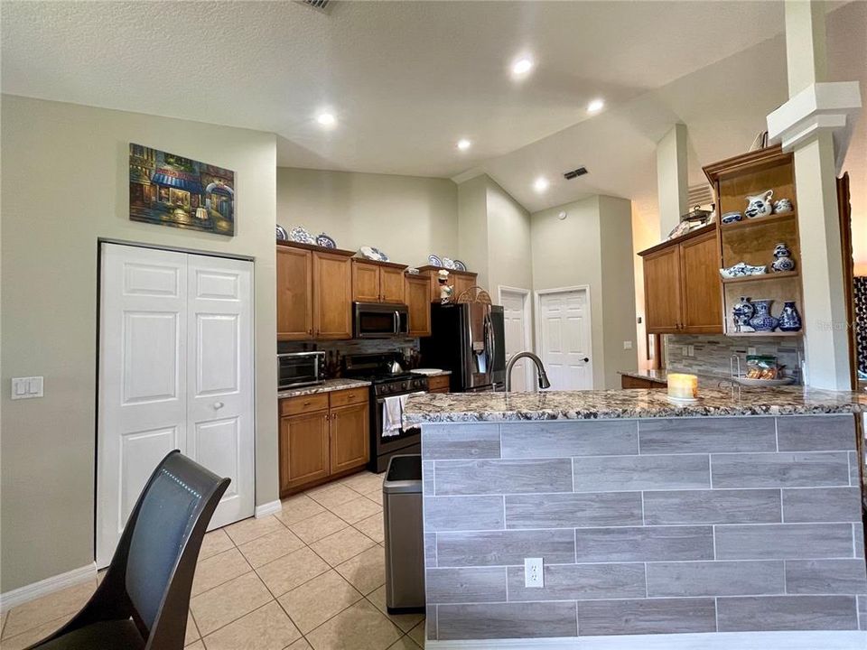 En Venta: $385,000 (3 camas, 2 baños, 2466 Pies cuadrados)
