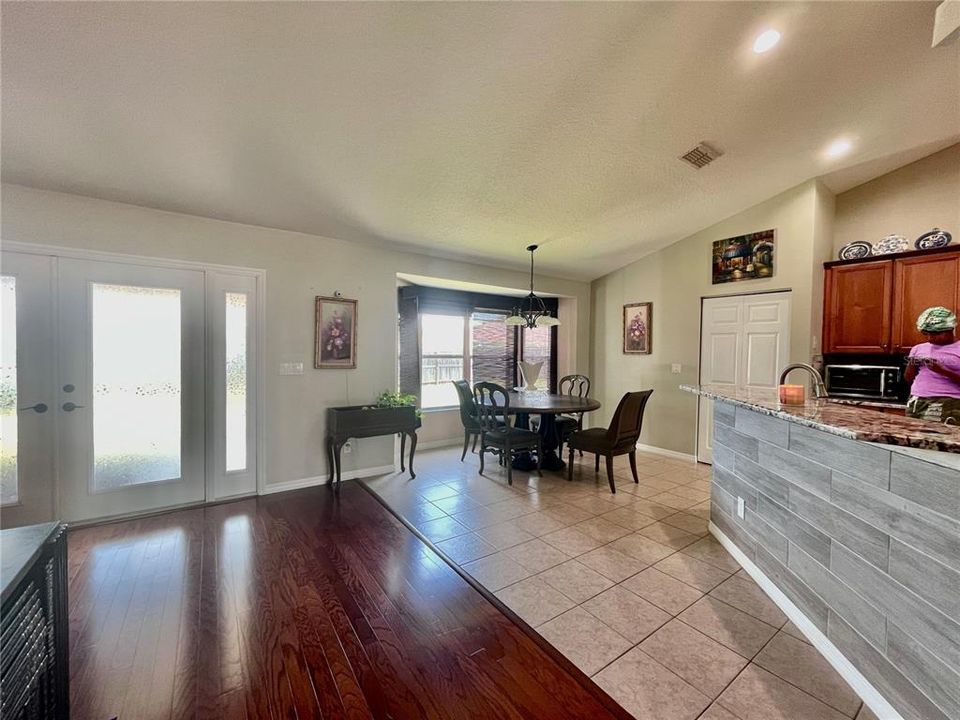 En Venta: $385,000 (3 camas, 2 baños, 2466 Pies cuadrados)