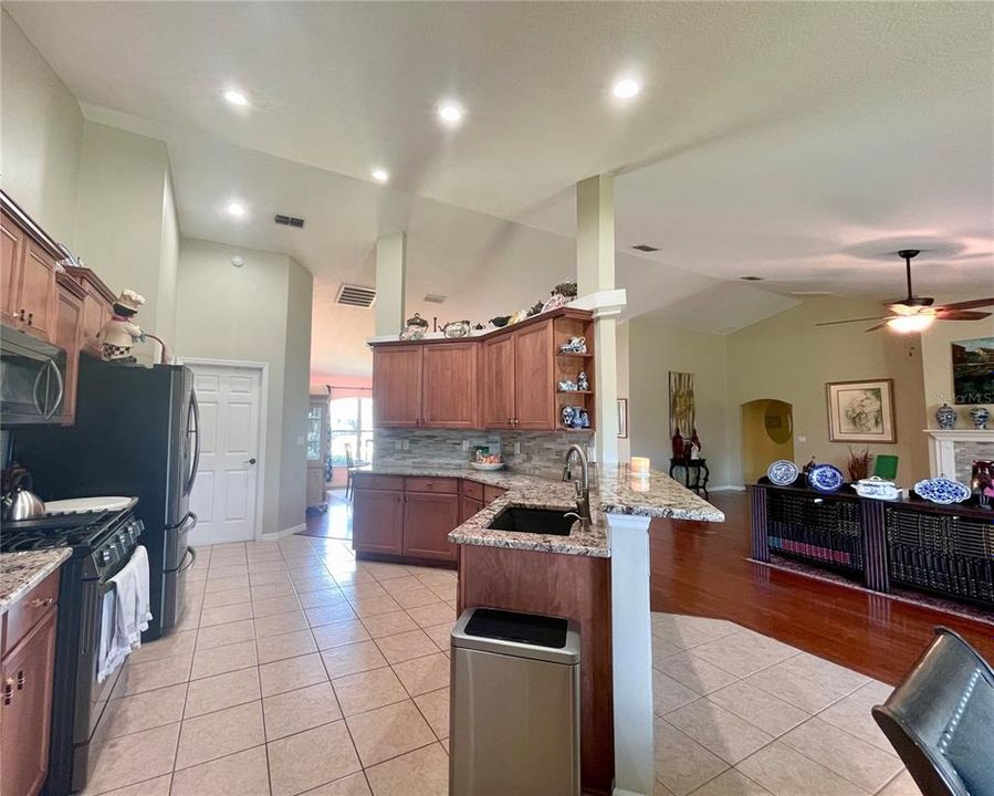 En Venta: $385,000 (3 camas, 2 baños, 2466 Pies cuadrados)