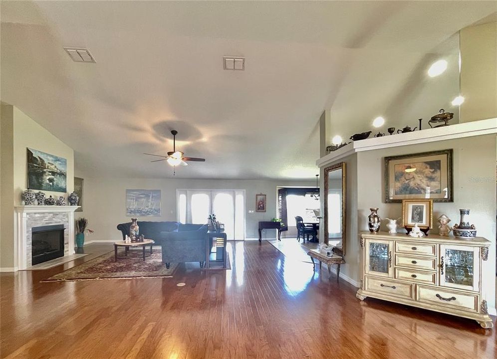 En Venta: $385,000 (3 camas, 2 baños, 2466 Pies cuadrados)