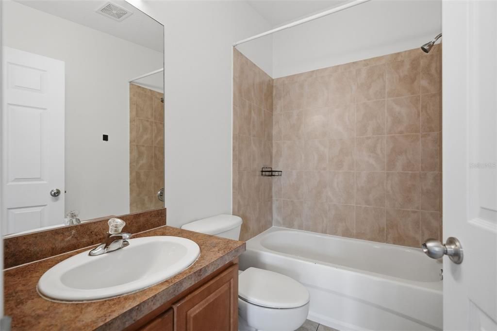 На продажу: $224,999 (2 спален, 2 ванн, 1305 Квадратных фут)
