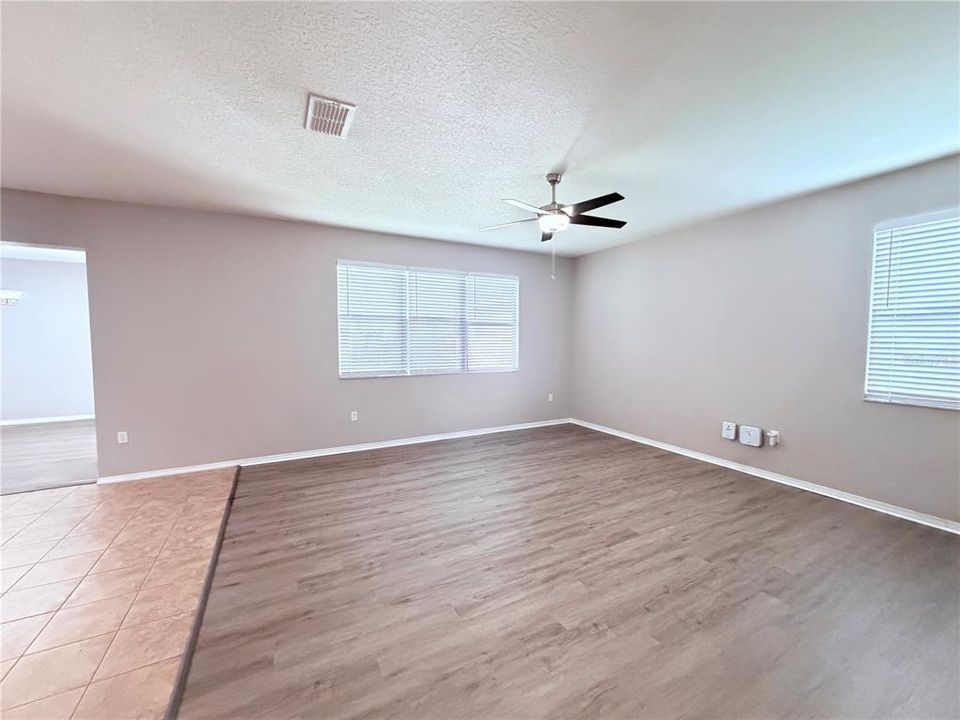 Activo con contrato: $467,500 (3 camas, 2 baños, 2223 Pies cuadrados)