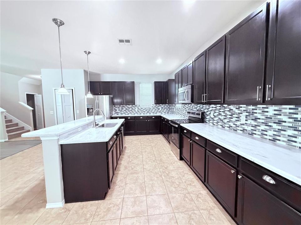 Activo con contrato: $467,500 (3 camas, 2 baños, 2223 Pies cuadrados)