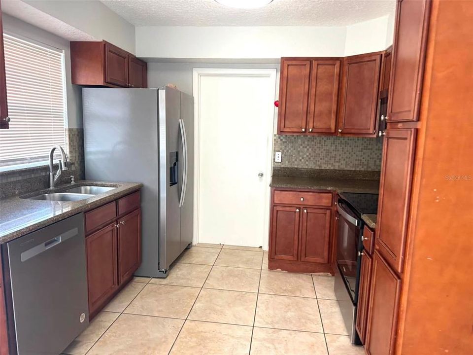 В аренду: $1,900 (2 спален, 2 ванн, 1025 Квадратных фут)