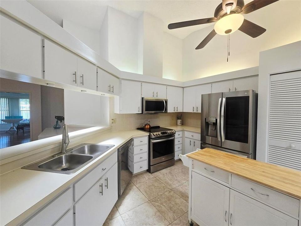 For Rent: $2,299 (2 beds, 2 baths, 1703 Square Feet)