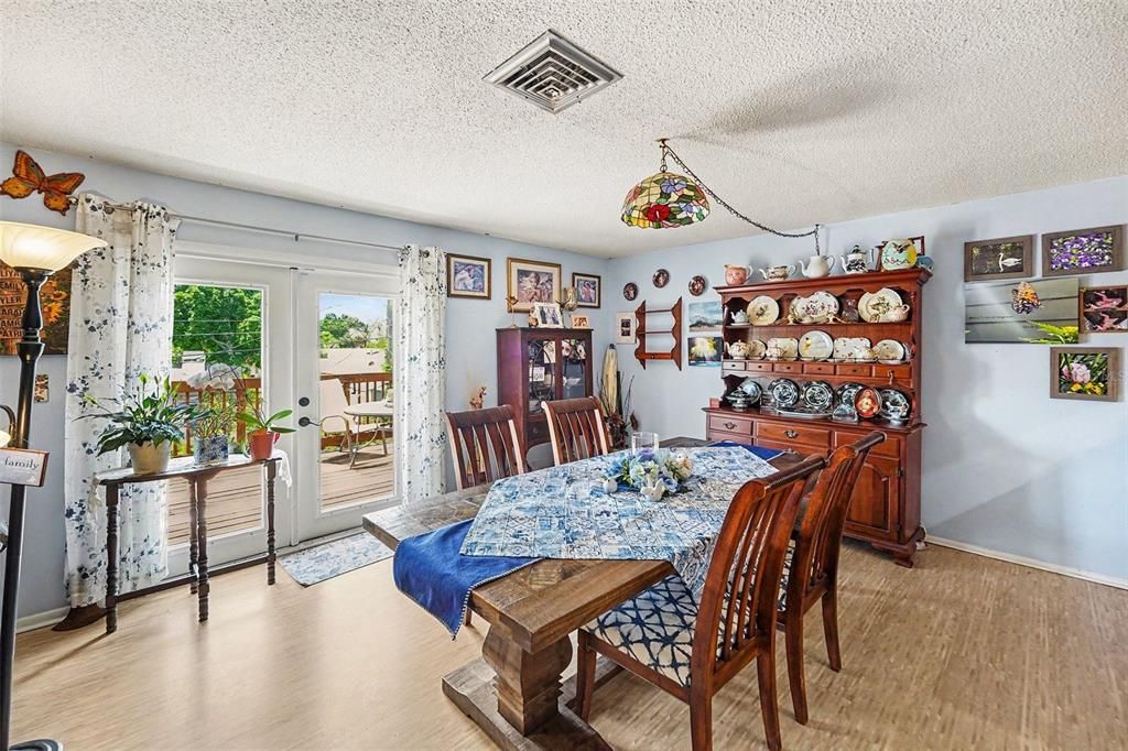 Activo con contrato: $313,000 (3 camas, 2 baños, 1548 Pies cuadrados)