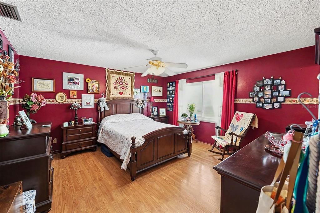 Activo con contrato: $313,000 (3 camas, 2 baños, 1548 Pies cuadrados)