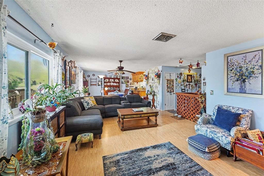 Activo con contrato: $313,000 (3 camas, 2 baños, 1548 Pies cuadrados)