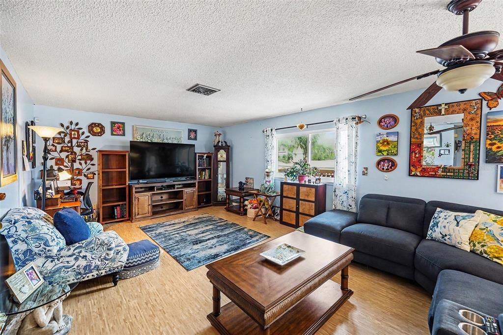 Activo con contrato: $313,000 (3 camas, 2 baños, 1548 Pies cuadrados)