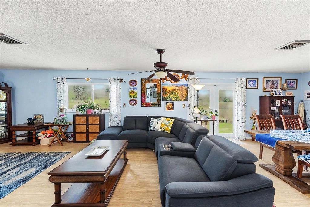 Activo con contrato: $313,000 (3 camas, 2 baños, 1548 Pies cuadrados)