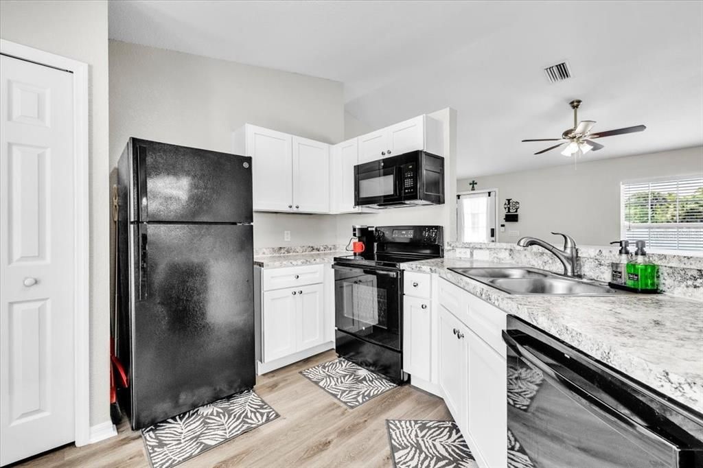 En Venta: $269,000 (3 camas, 2 baños, 1225 Pies cuadrados)