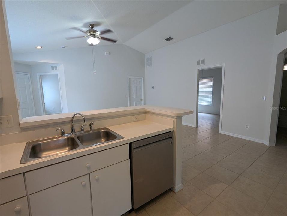 For Rent: $2,170 (4 beds, 2 baths, 1286 Square Feet)