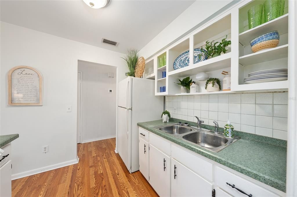 For Sale: $400,000 (3 beds, 1 baths, 1212 Square Feet)