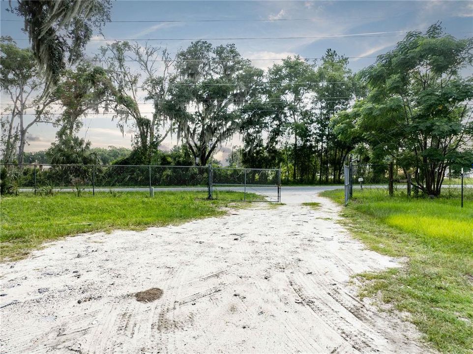 На продажу: $724,900 (4.22 acres)