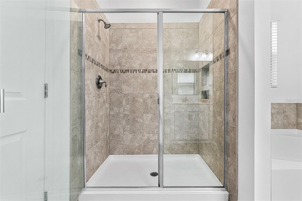 Activo con contrato: $525,000 (4 camas, 2 baños, 2827 Pies cuadrados)