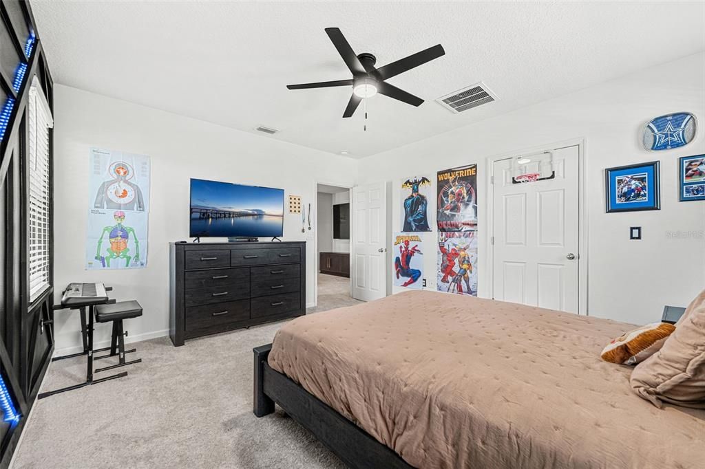 Activo con contrato: $525,000 (4 camas, 2 baños, 2827 Pies cuadrados)
