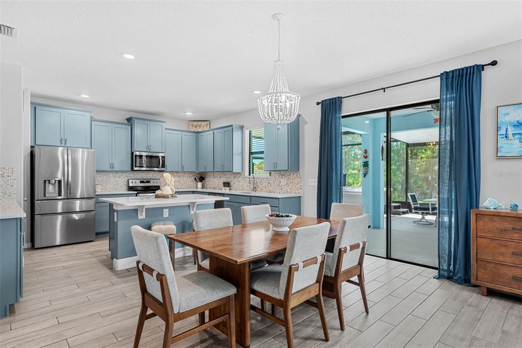 Activo con contrato: $525,000 (4 camas, 2 baños, 2827 Pies cuadrados)