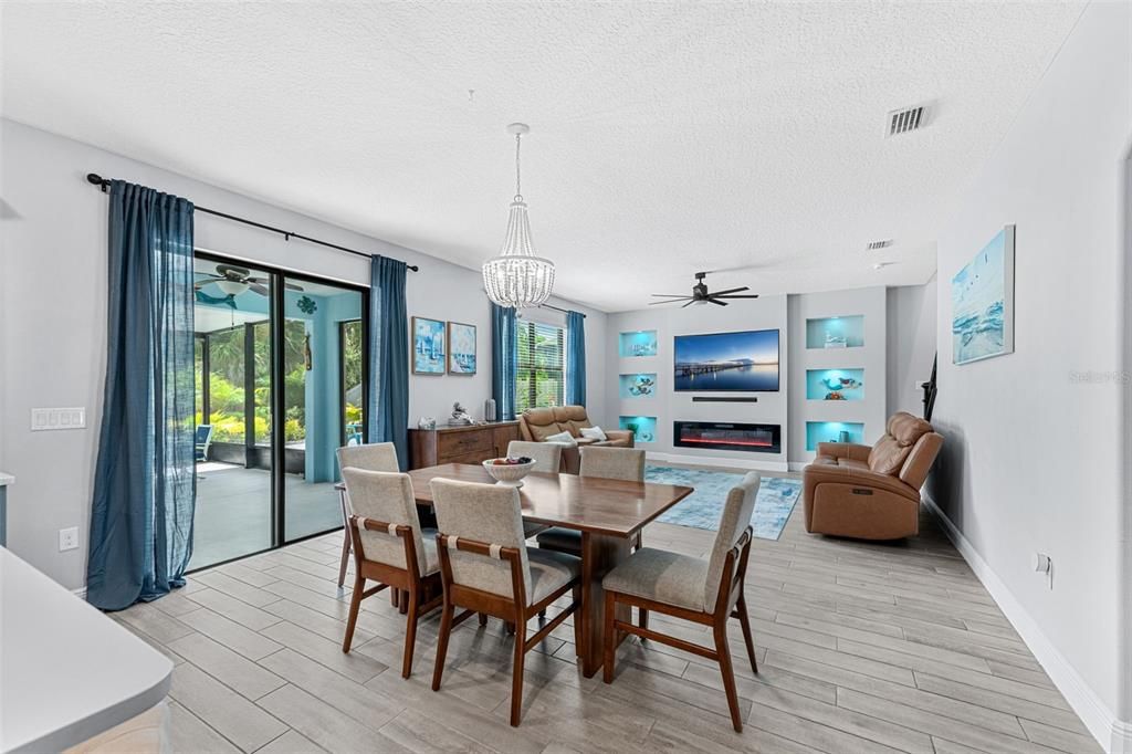Activo con contrato: $525,000 (4 camas, 2 baños, 2827 Pies cuadrados)