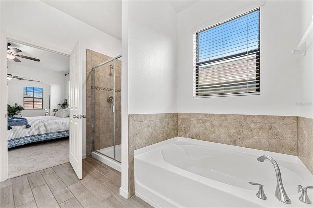 Activo con contrato: $525,000 (4 camas, 2 baños, 2827 Pies cuadrados)