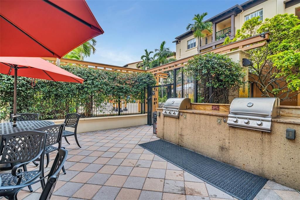 Active With Contract: $2,800 (1 beds, 1 baths, 743 Square Feet)
