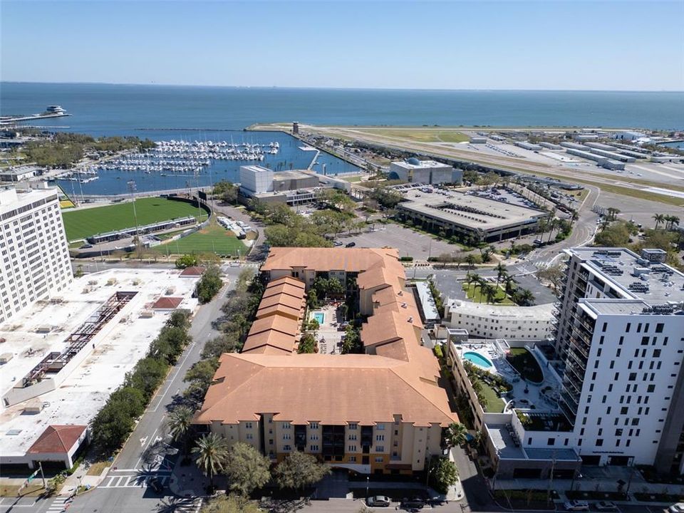 Active With Contract: $2,800 (1 beds, 1 baths, 743 Square Feet)