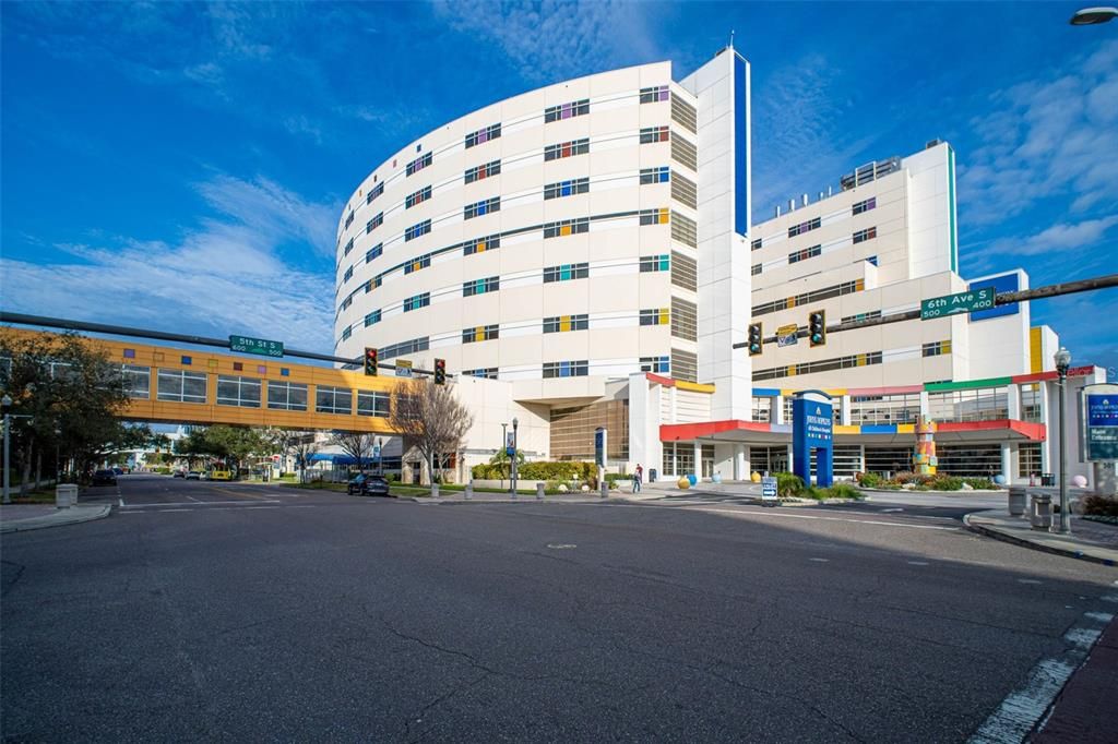 Active With Contract: $2,800 (1 beds, 1 baths, 743 Square Feet)