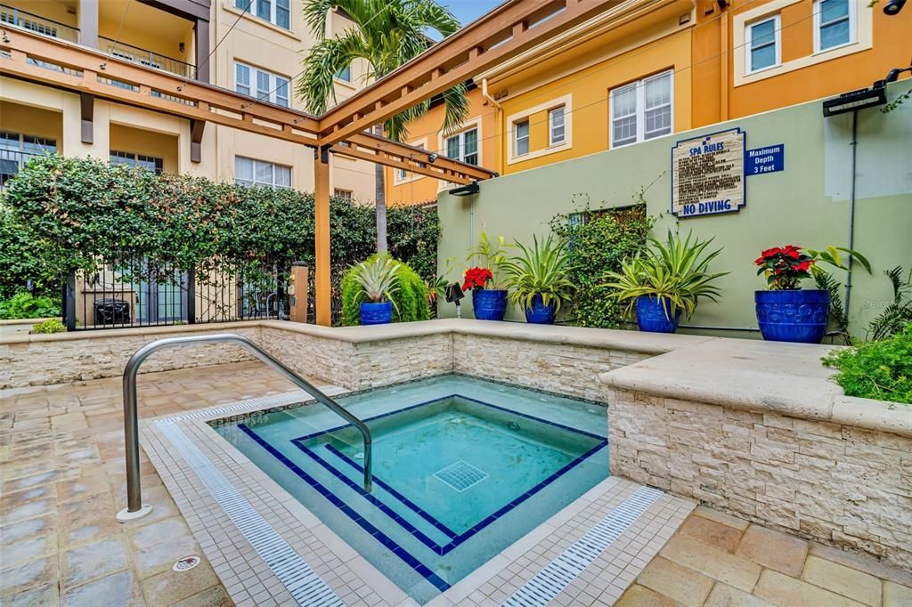 Active With Contract: $2,800 (1 beds, 1 baths, 743 Square Feet)