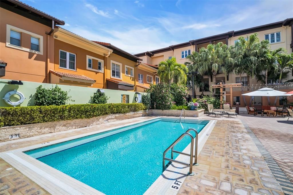Active With Contract: $2,800 (1 beds, 1 baths, 743 Square Feet)