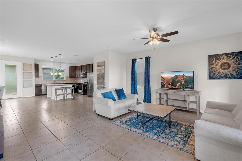 En Venta: $499,000 (3 camas, 2 baños, 1950 Pies cuadrados)