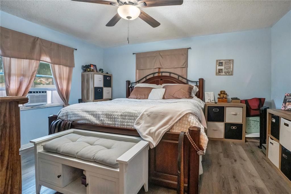 For Sale: $400,000 (5 beds, 2 baths, 2332 Square Feet)
