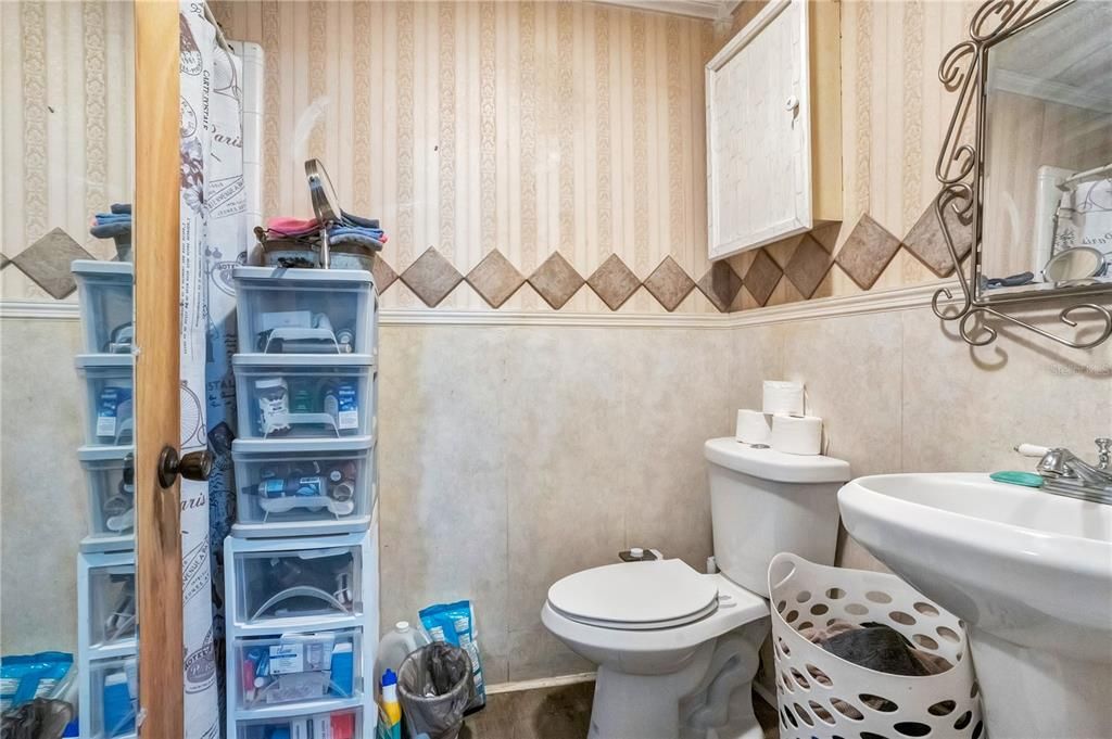 For Sale: $400,000 (5 beds, 2 baths, 2332 Square Feet)