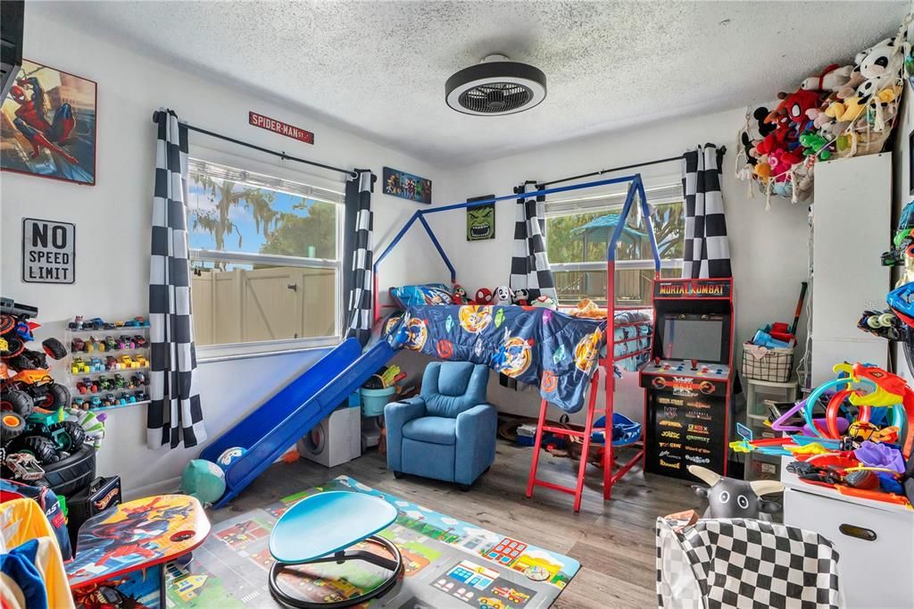 For Sale: $400,000 (5 beds, 2 baths, 2332 Square Feet)