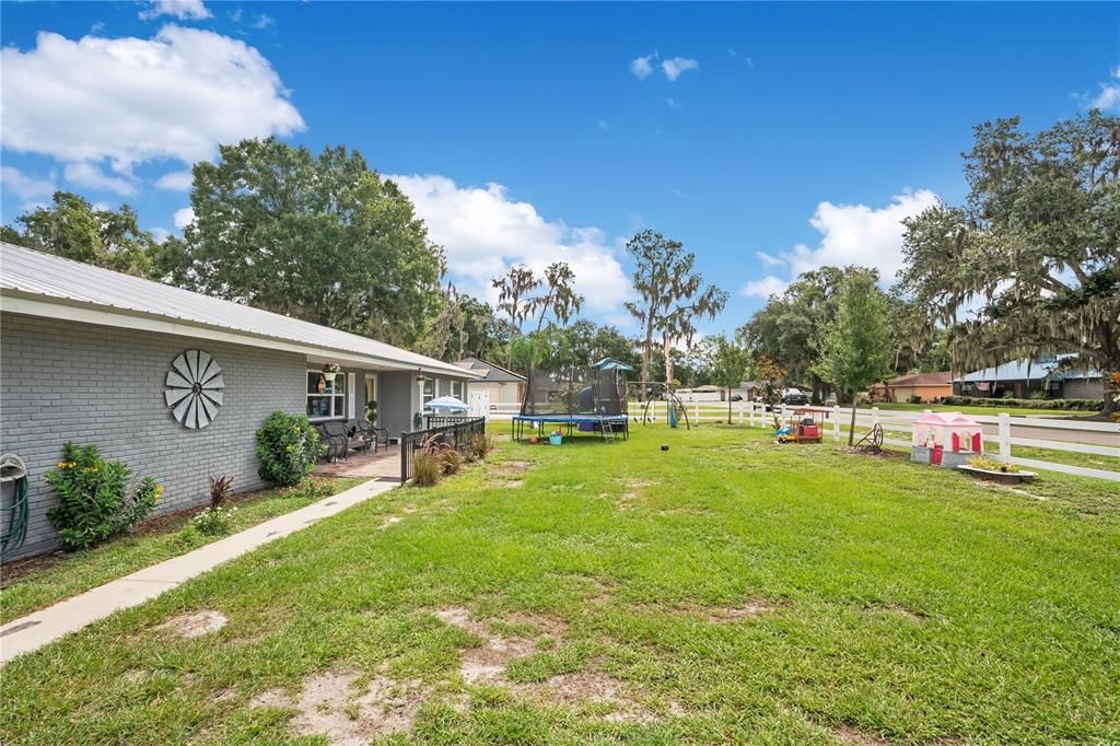 For Sale: $400,000 (5 beds, 2 baths, 2332 Square Feet)