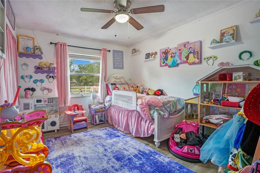 For Sale: $400,000 (5 beds, 2 baths, 2332 Square Feet)