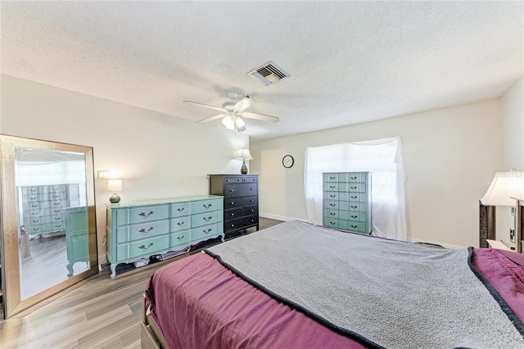 For Sale: $725,000 (5 beds, 3 baths, 5132 Square Feet)