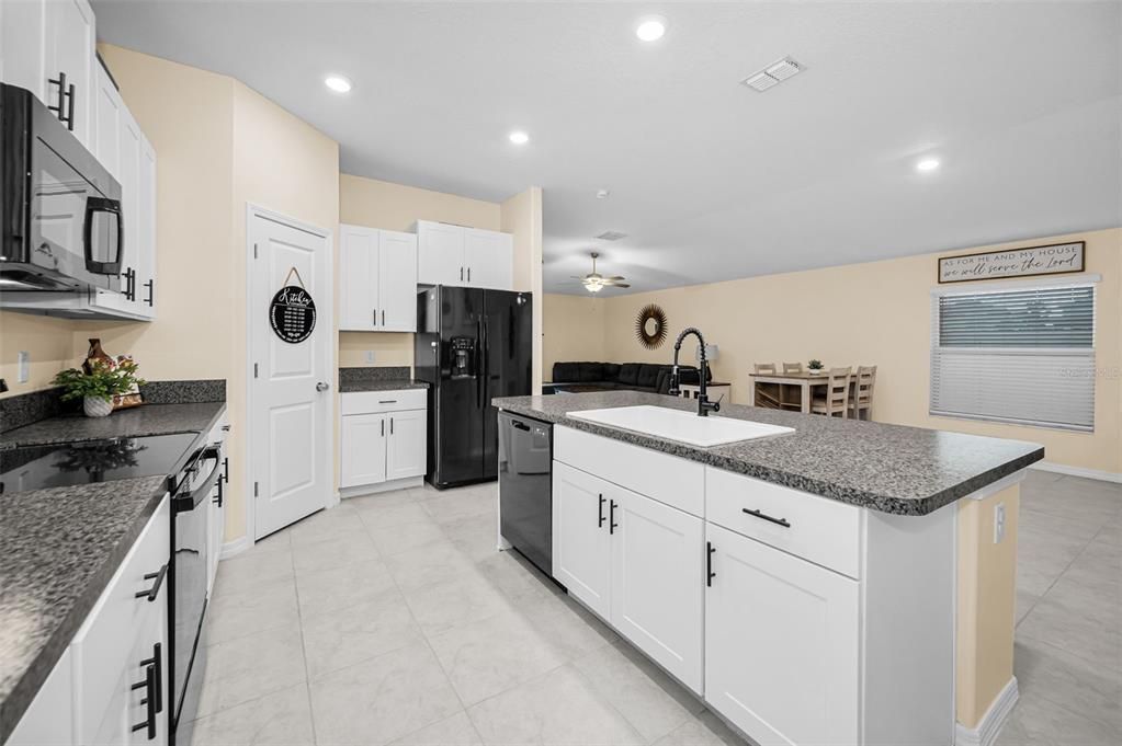 На продажу: $389,990 (4 спален, 2 ванн, 1810 Квадратных фут)