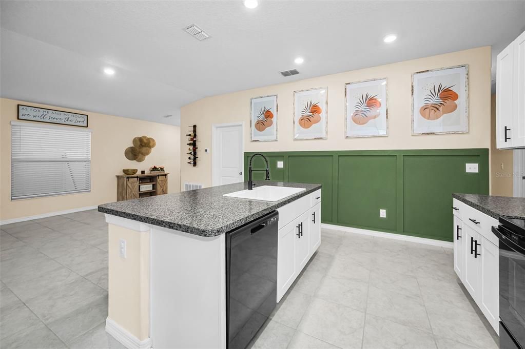 На продажу: $389,990 (4 спален, 2 ванн, 1810 Квадратных фут)