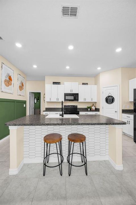 На продажу: $389,990 (4 спален, 2 ванн, 1810 Квадратных фут)