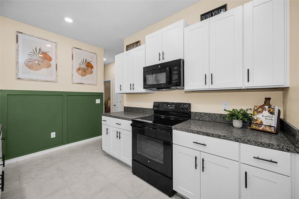 На продажу: $389,990 (4 спален, 2 ванн, 1810 Квадратных фут)