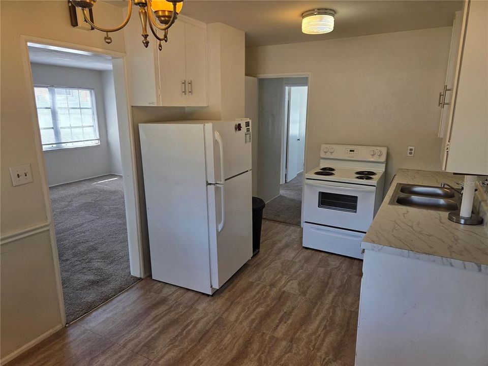 На продажу: $389,900 (2 спален, 1 ванн, 816 Квадратных фут)