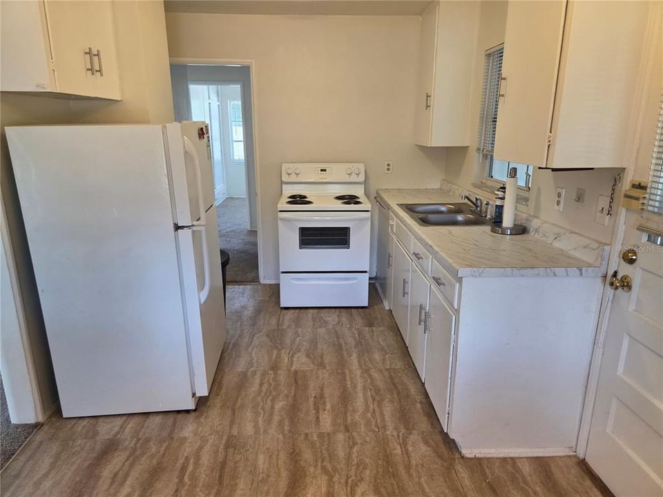 На продажу: $389,900 (2 спален, 1 ванн, 816 Квадратных фут)