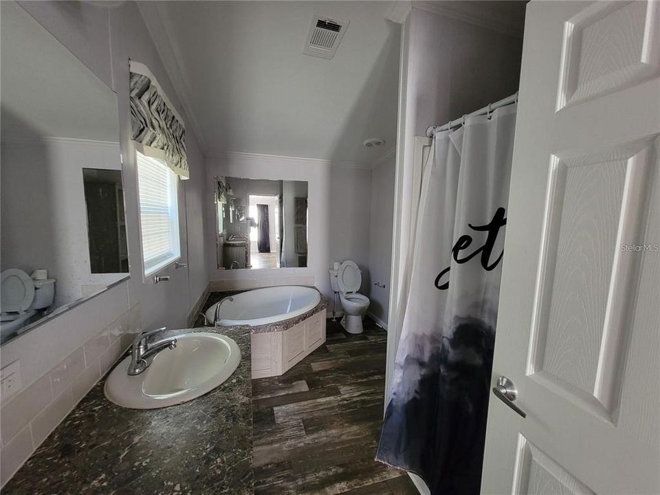 For Rent: $1,600 (4 beds, 2 baths, 2688 Square Feet)
