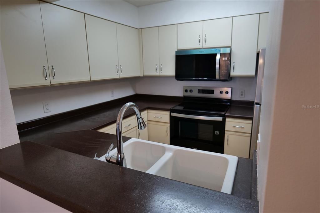 На продажу: $199,990 (2 спален, 2 ванн, 1075 Квадратных фут)