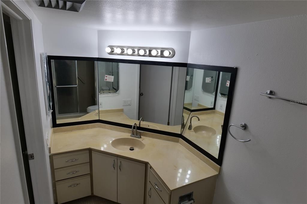 На продажу: $199,990 (2 спален, 2 ванн, 1075 Квадратных фут)