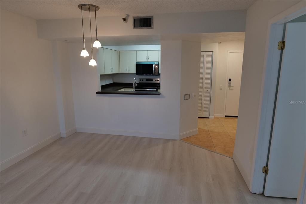 На продажу: $199,990 (2 спален, 2 ванн, 1075 Квадратных фут)