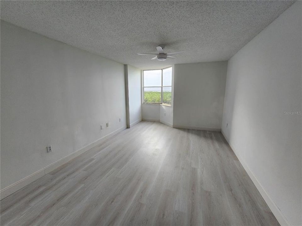 На продажу: $199,990 (2 спален, 2 ванн, 1075 Квадратных фут)