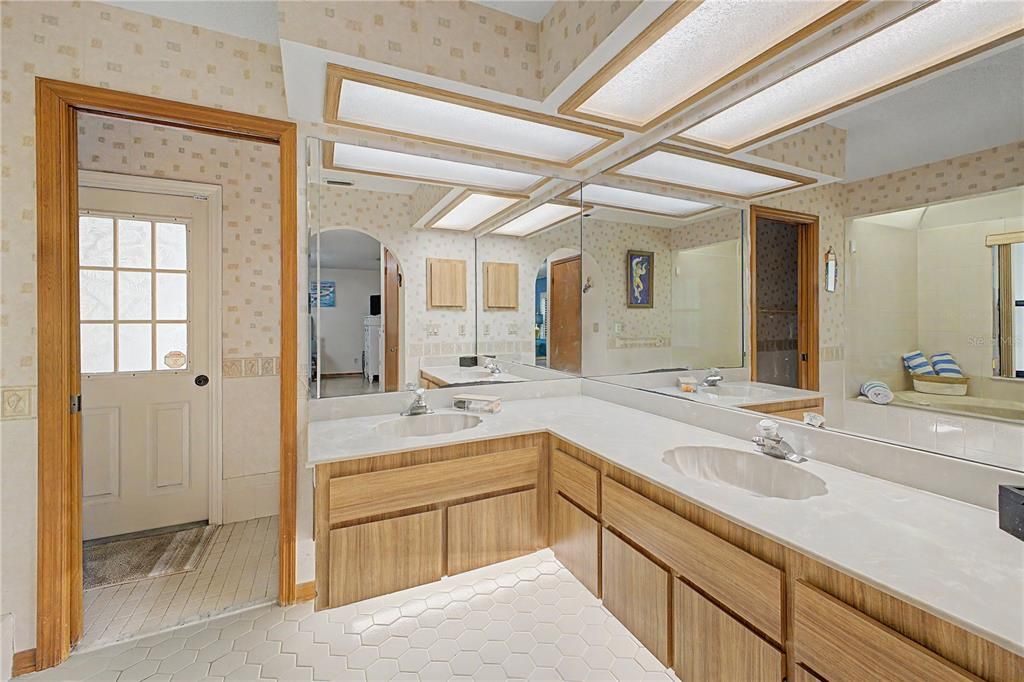 合同活跃: $425,000 (3 贝兹, 2 浴室, 2052 平方英尺)
