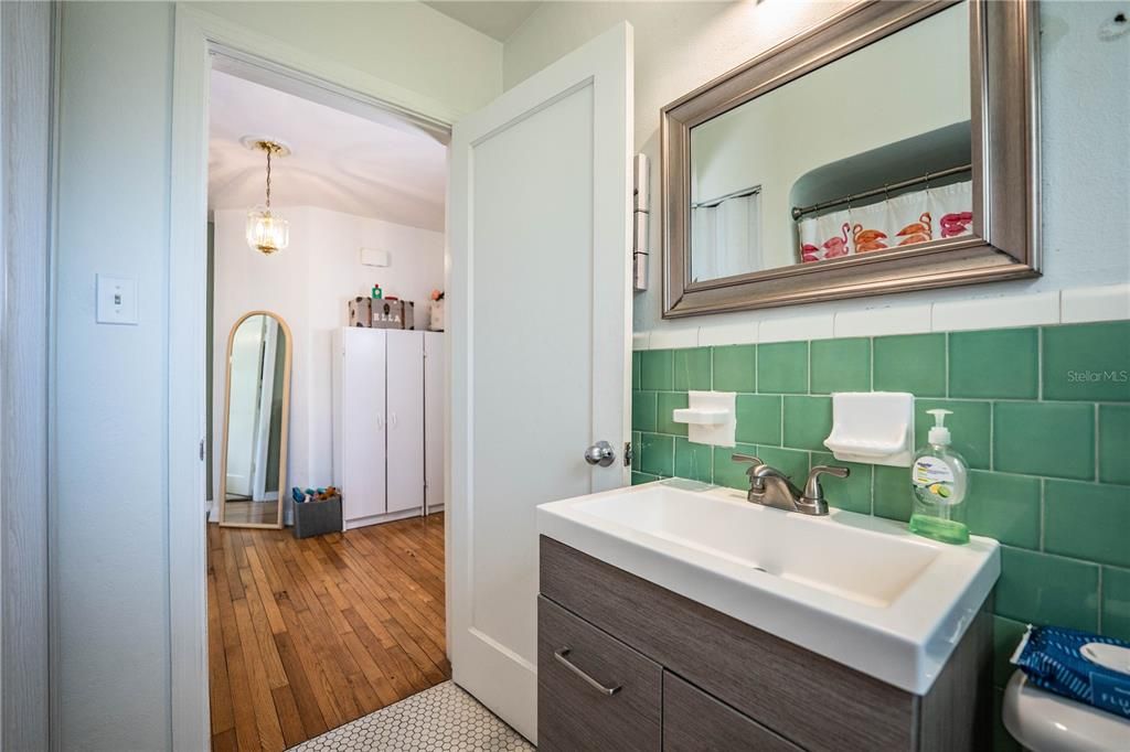 For Sale: $299,900 (3 beds, 1 baths, 1004 Square Feet)