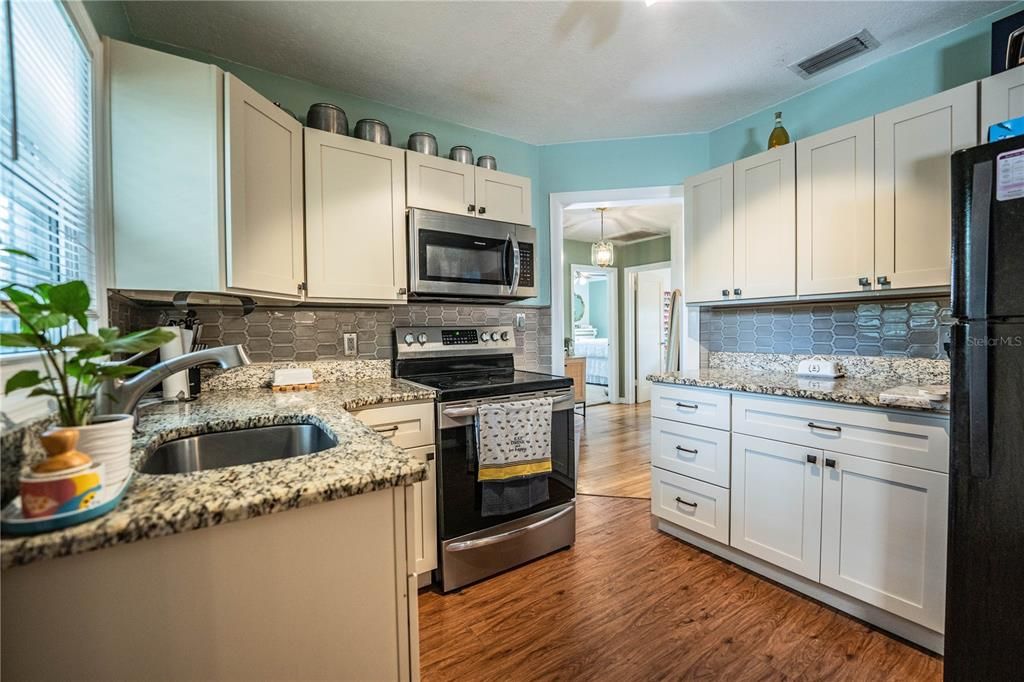 For Sale: $299,900 (3 beds, 1 baths, 1004 Square Feet)