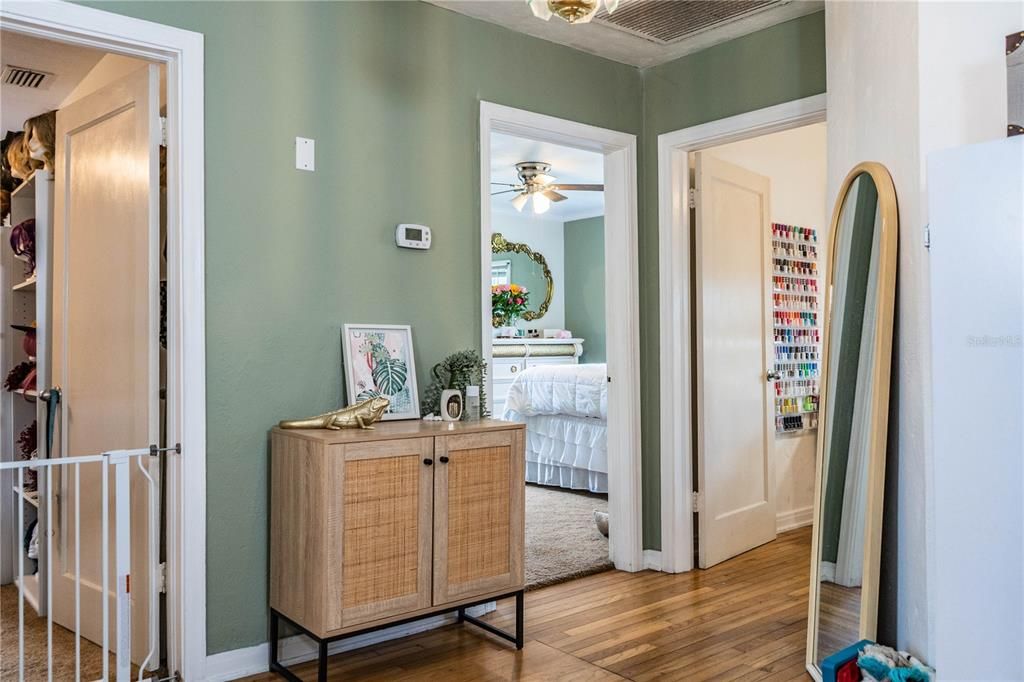 For Sale: $299,900 (3 beds, 1 baths, 1004 Square Feet)